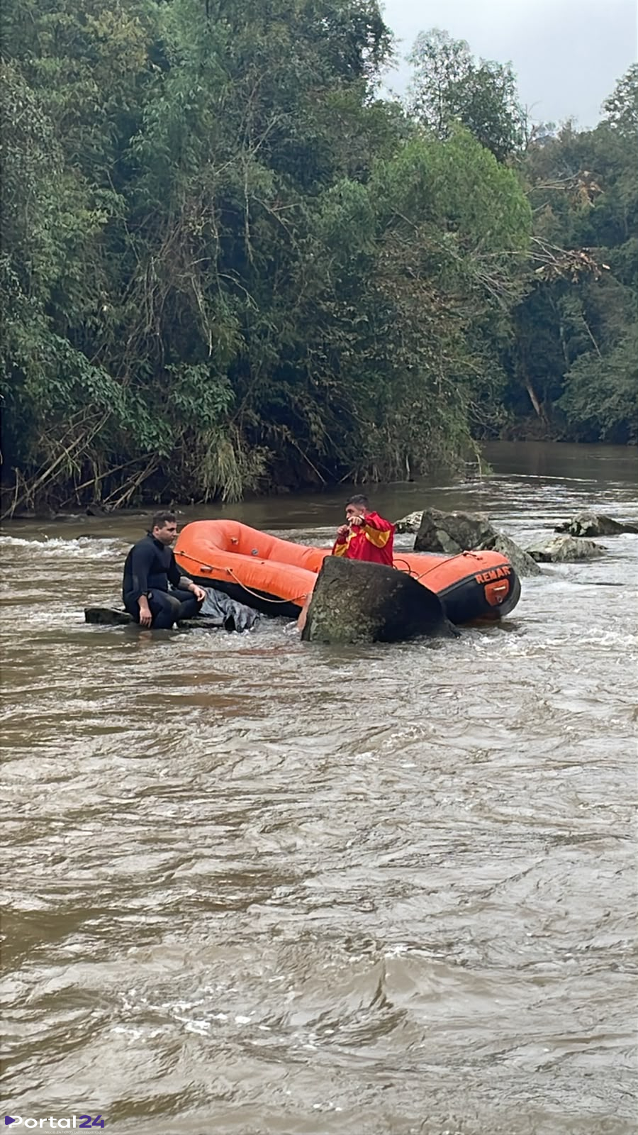 Criança desaparecida após carro cair de ponte em Rio Bonito do Iguaçu é encontrada sem vida