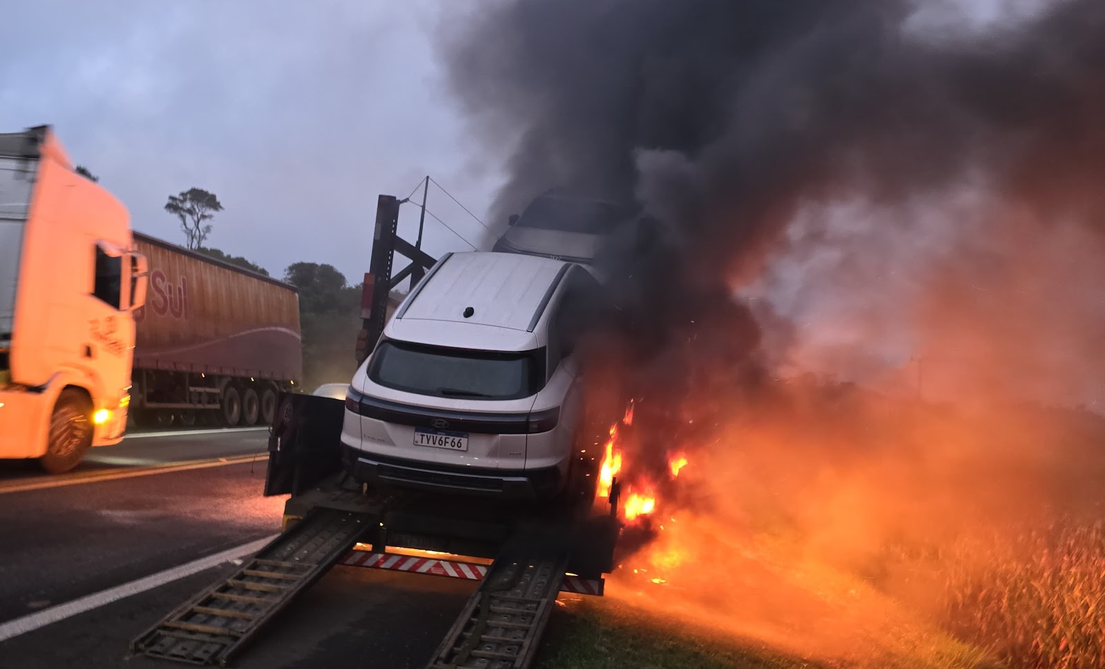 Carreta-cegonha pega fogo na BR-277 e destrói veículos transportados