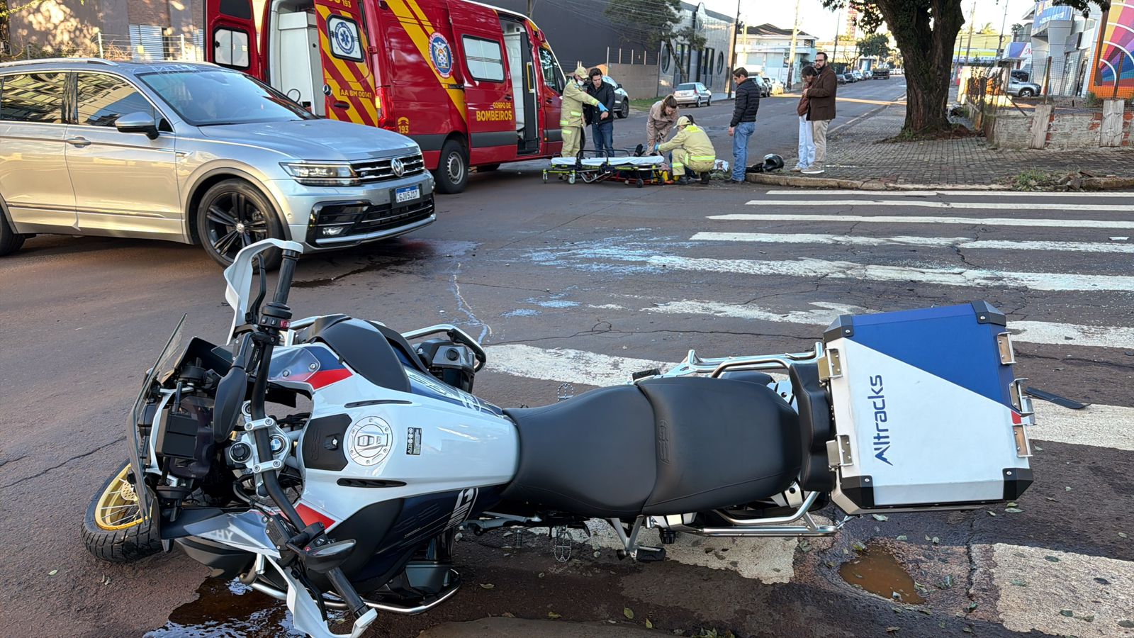 Motociclista de 64 anos fica ferido em acidente no cruzamento das ruas São Paulo e Manoel Ribas