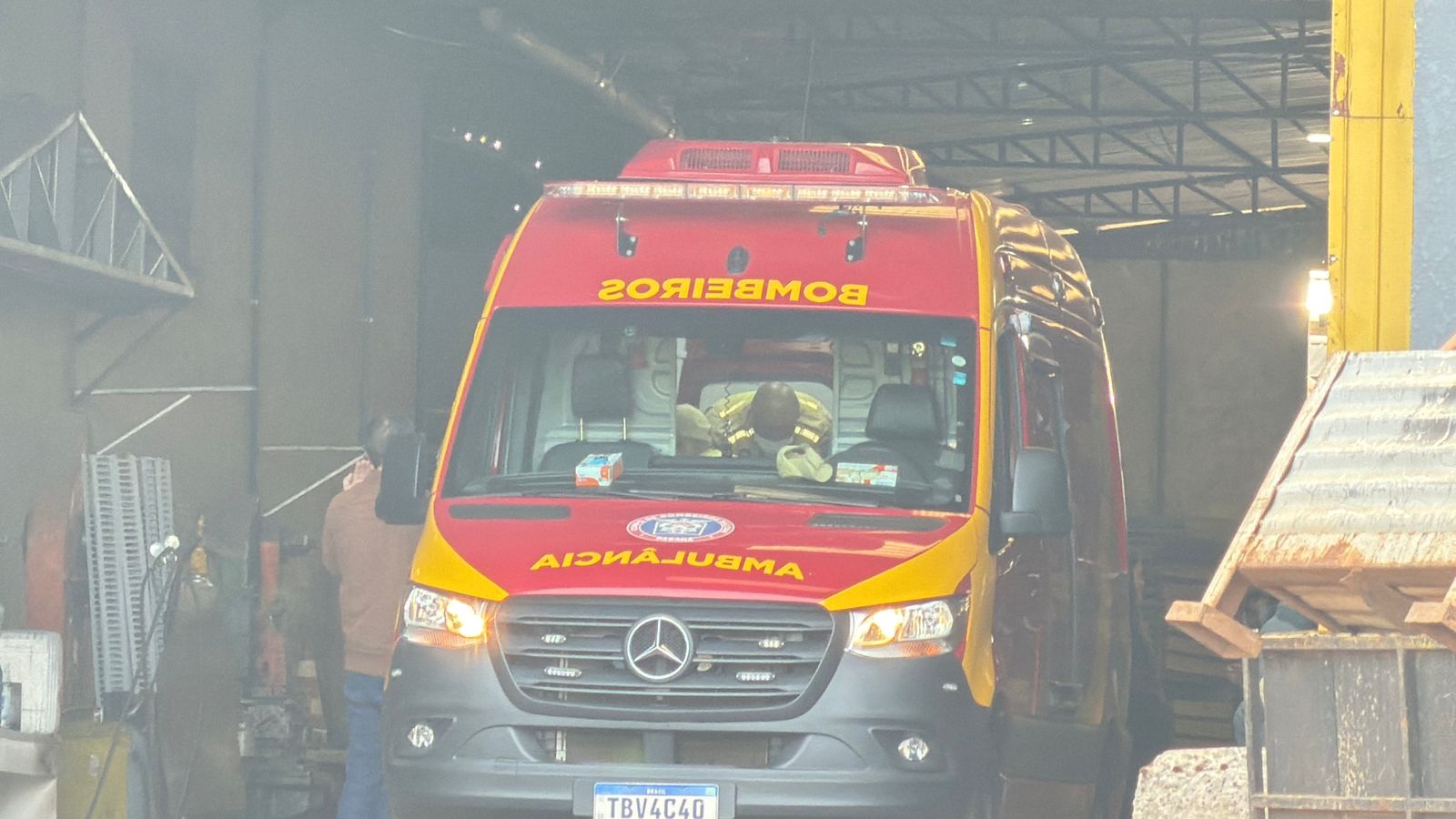 Trabalhador fica gravemente ferido após ser atropelado por empilhadeira em empresa às margens da BR-277
