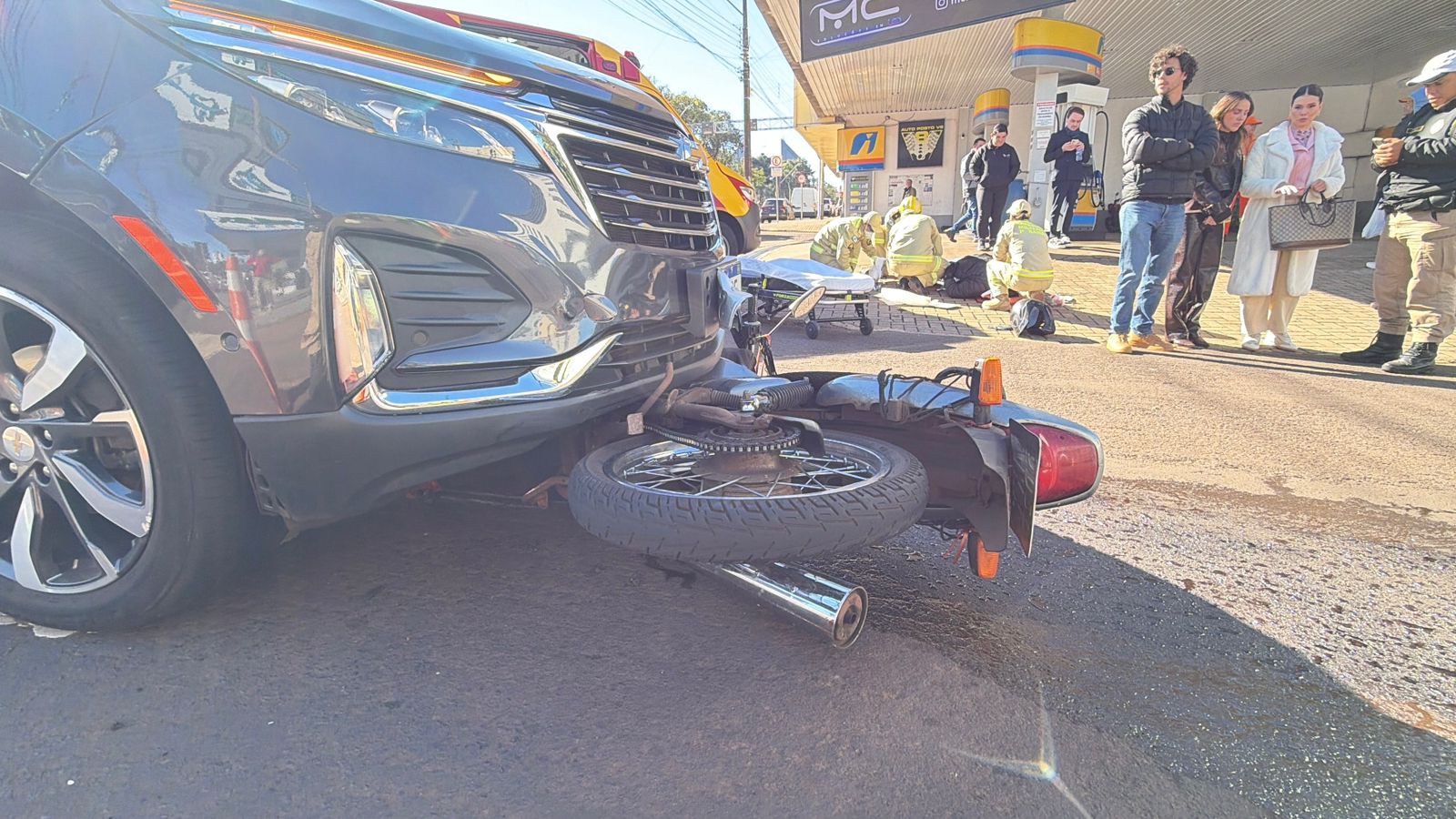 Motociclista sofre fratura grave após colisão com SUV em cruzamento de Cascavel