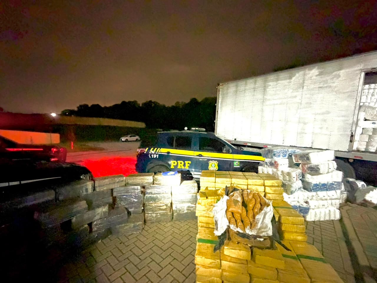 PRF apreende mais de duas toneladas de maconha escondidas em carga de papel higiênico em Araucária