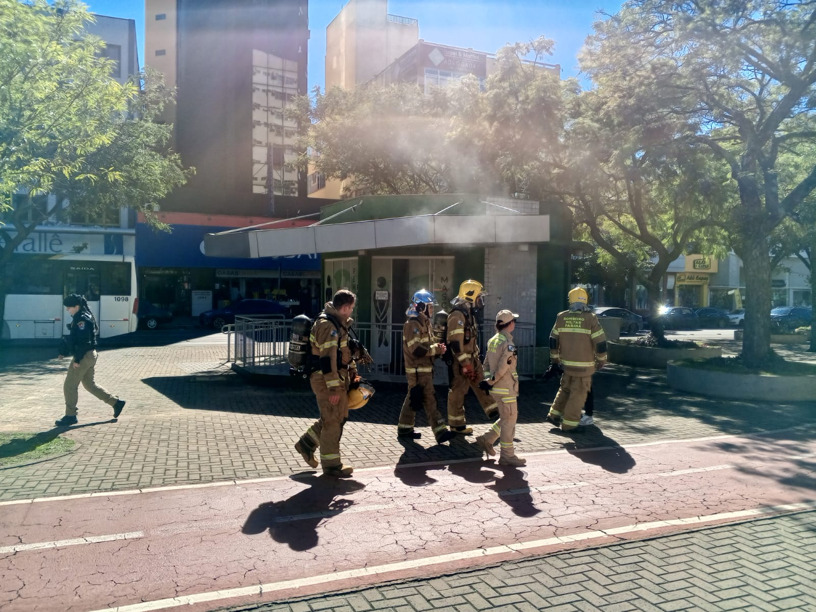 Princípio de incêndio em quiosque mobiliza Corpo de Bombeiros na Avenida Brasil, em Cascavel