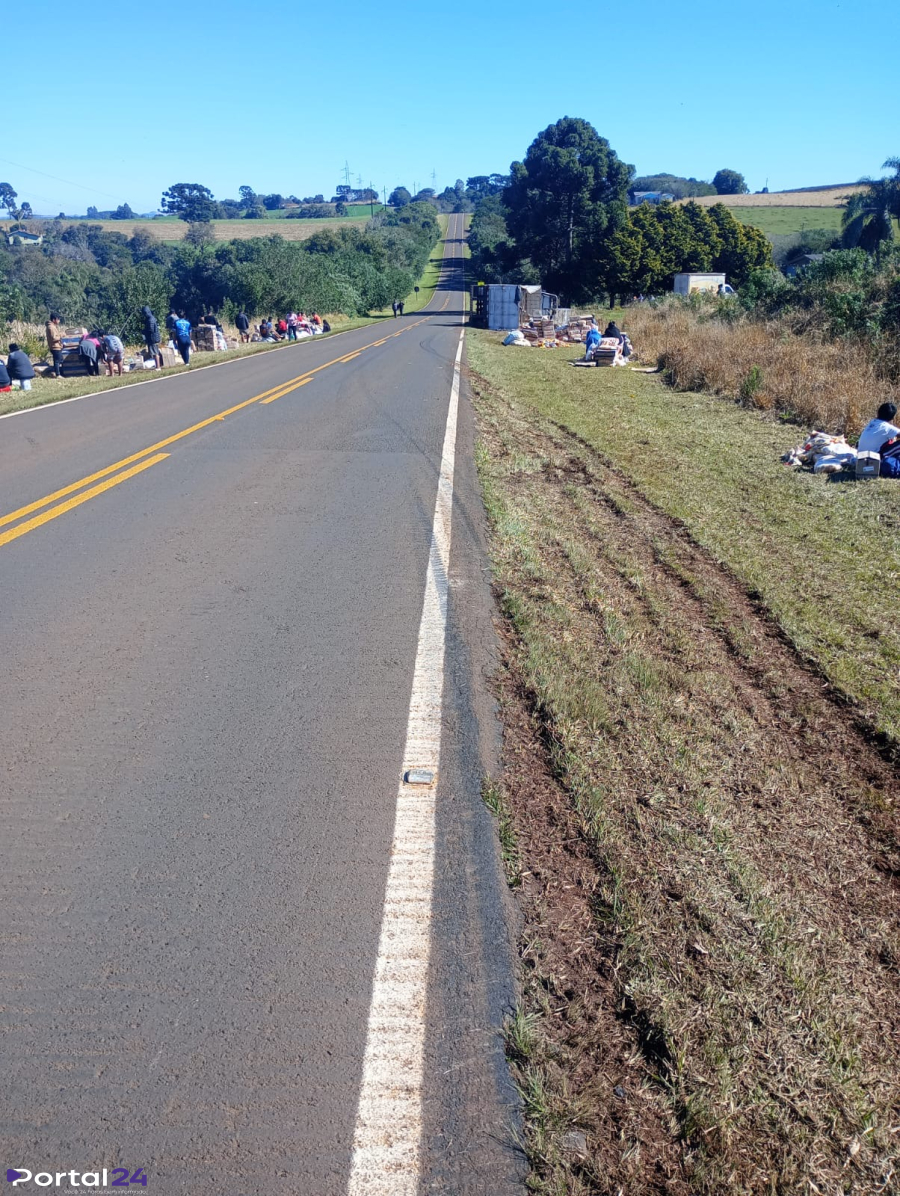Caminhão tomba na PR-473 e carga é saqueada por indígenas em Nova Laranjeiras