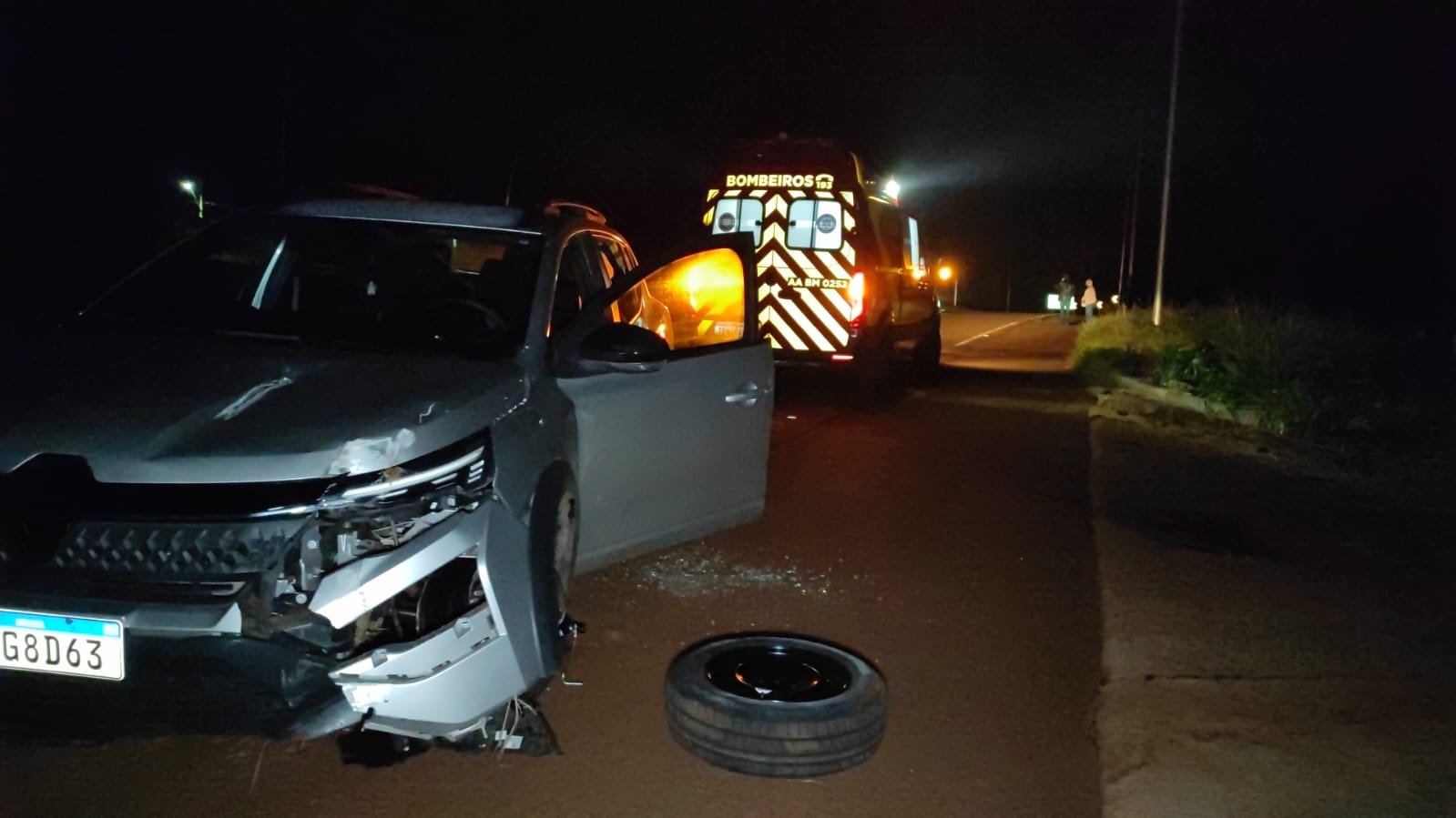 Motorista de 24 anos perde o controle da direção e bate contra placa de sinalização em Cascavel