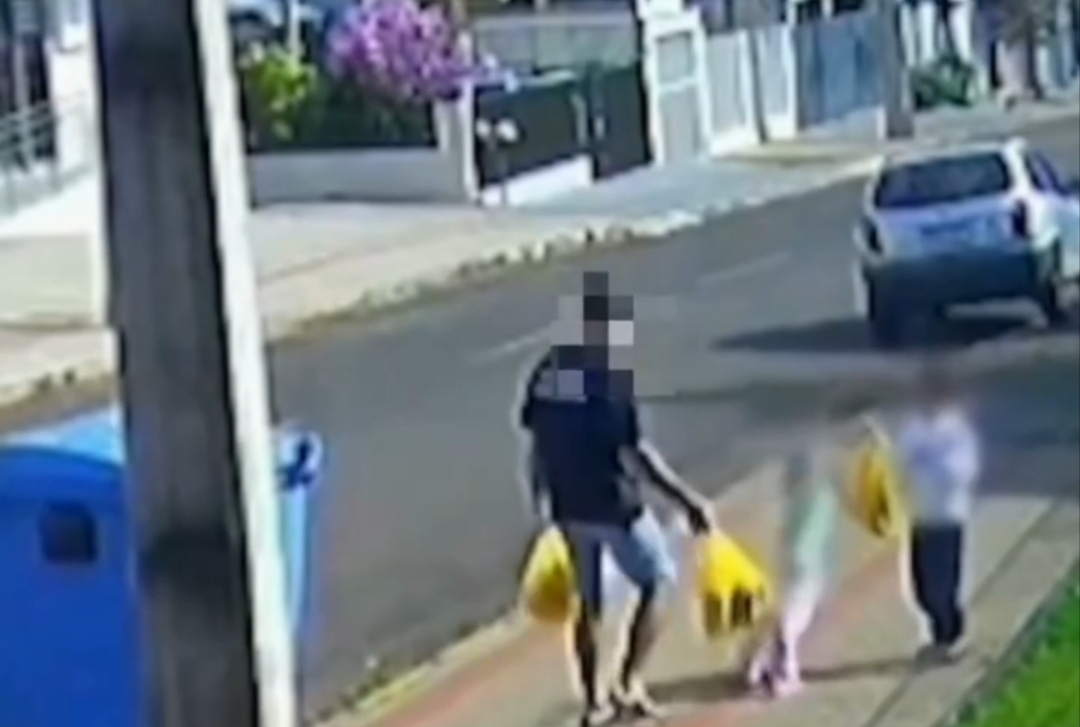 Pai é flagrado agredindo filha de 3 anos em rua de Francisco Beltrão; caso é investigado