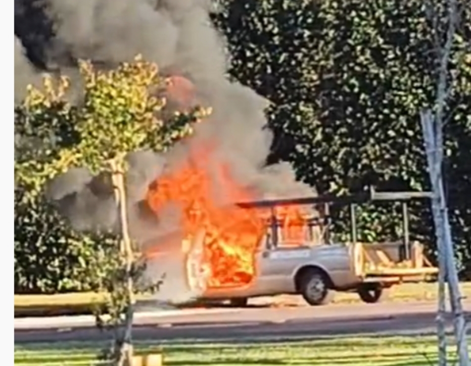 Carro é destruído por incêndio e muita fumaça assusta moradores em Cascavel