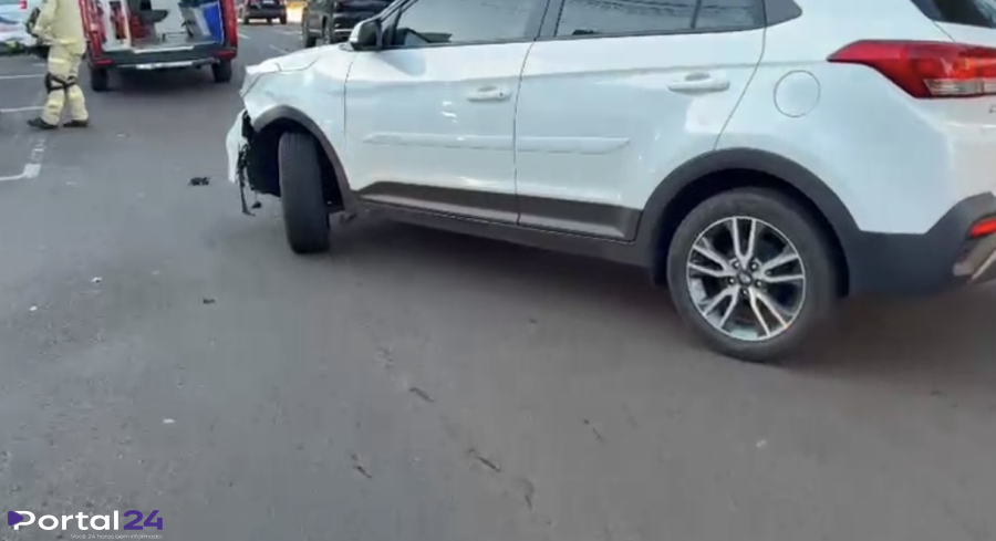 Jovem de 20 anos fica ferido em colisão entre carro e moto no Centro de Cascavel