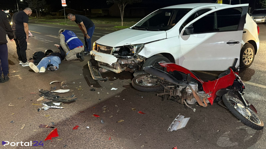 Motociclista de 22 anos fica ferida após colisão com carro em cruzamento de Cascavel