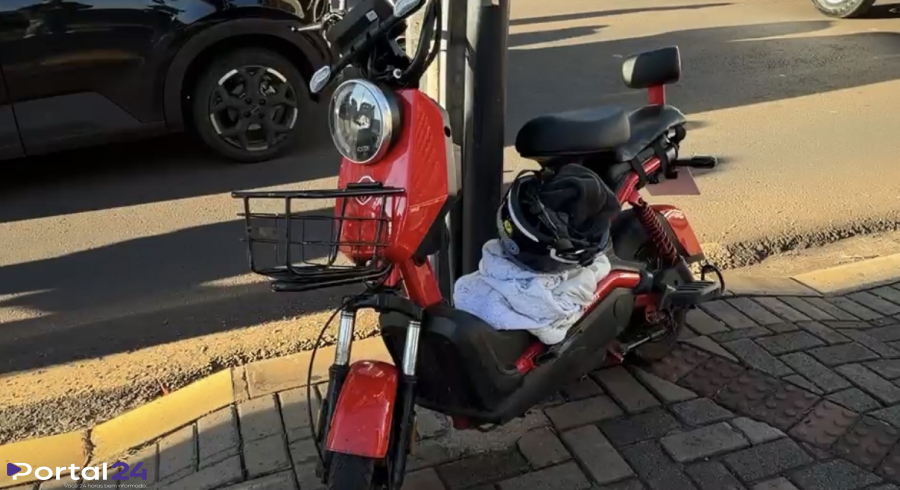 Colisão entre veículo elétrico e scooter deixa mulher ferida no Centro