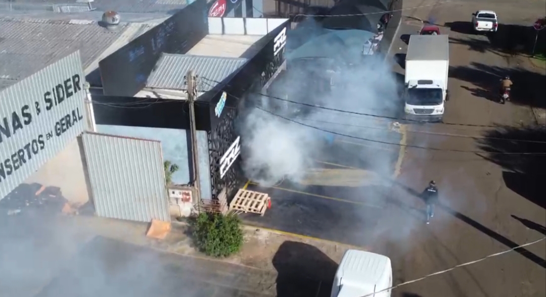 Reação química provoca intensa fumaça e mobiliza equipes de emergência no Bairro Cataratas, em Cascavel