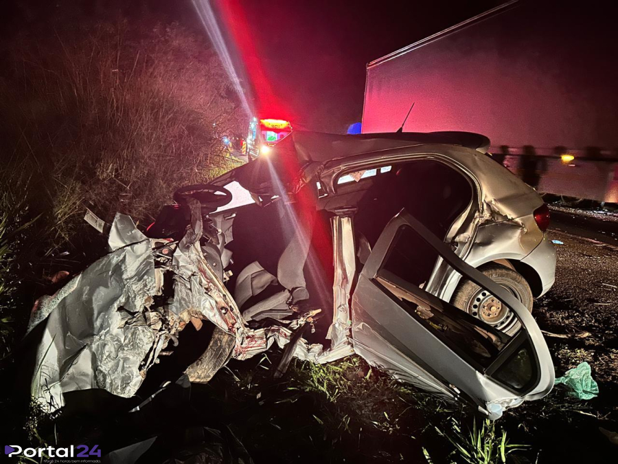 Três pessoas morrem em colisão frontal entre carro e carreta na BR-153, no Paraná