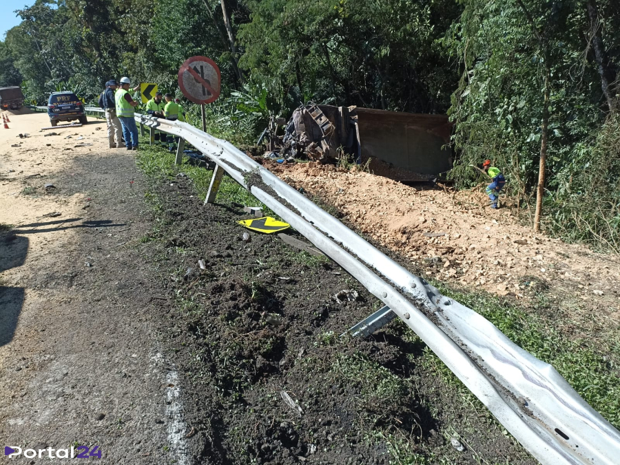 Caminhoneiro morre em grave acidente na BR-277, na Serra do Mar, em Morretes