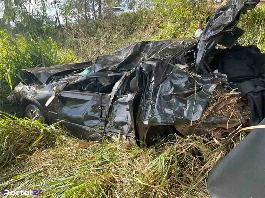 Morador de Cascavel morre após carro despencar em ribanceira e capotar no interior de São Paulo