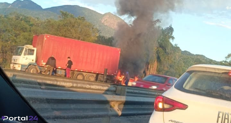 Carro pega fogo após colisão traseira com carreta na BR-277, em Paranaguá