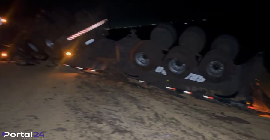 Carreta carregada com soja tomba na BR-163, em Cascavel