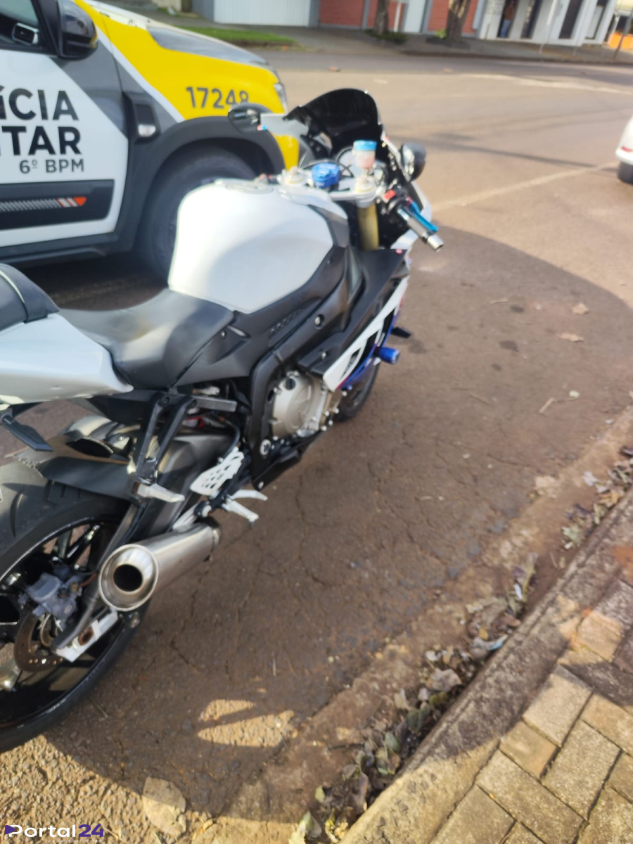 Moto com placa levantada e diversas irregularidades é apreendida no bairro Neva, em Cascavel