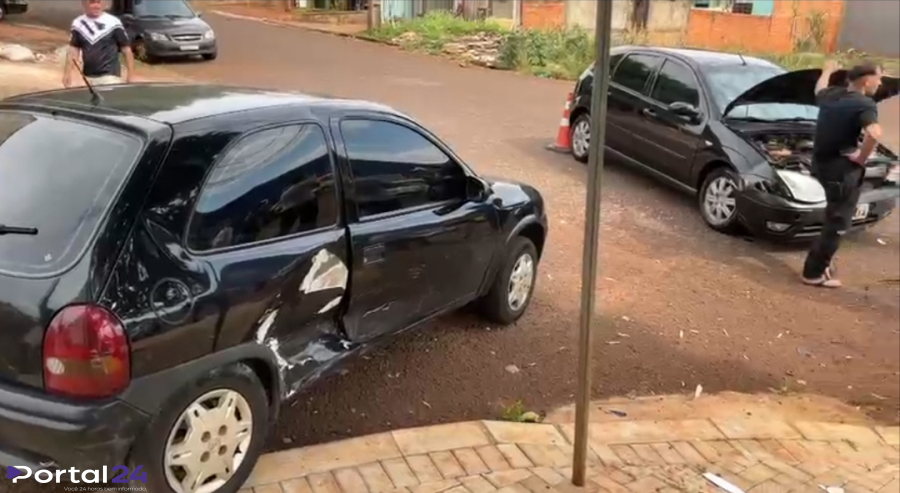 Colisão entre Corsa e Focus mobiliza equipes de resgate no Bairro Brasmadeira, em Cascavel