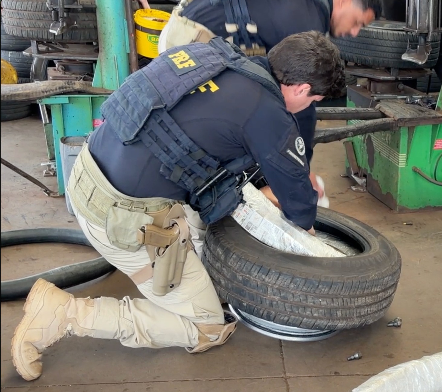 PRF encontra mais de 3 mil ampolas de emagrecedores escondidas em pneus de carro na BR-277