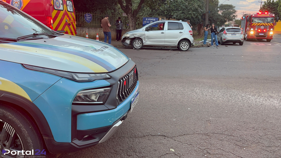 Jovem fica ferida após colisisão entre Fiesta e Fox no cruzamento das ruas Jacarezinho e Ponta Grossa