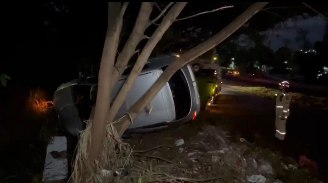 Motorista foge após carro capotar na alça de acesso da BR-467, em Cascavel