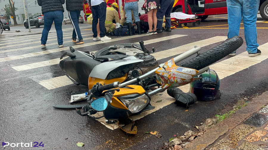 Câmeras registram momento de colisão que deixou motociclista ferido no Centro de Cascavel