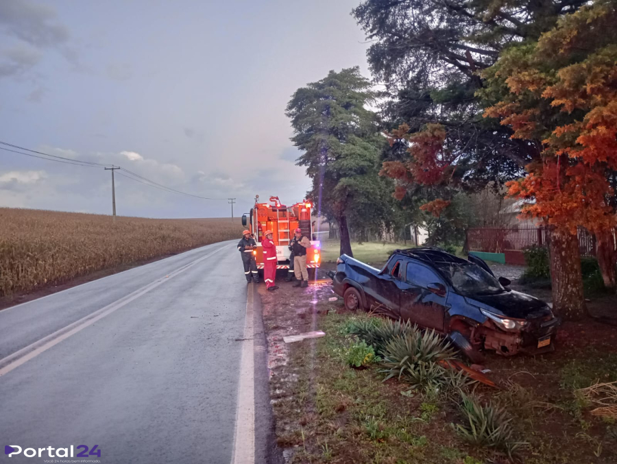 Motorista fica ferido após colidir contra árvore na PR-573 em Corbélia