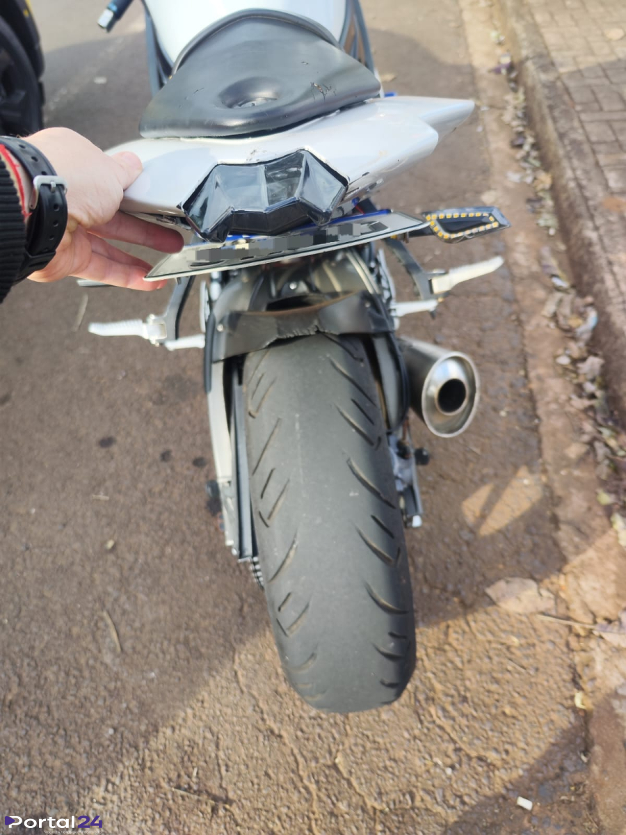 Motocicleta é apreendida por diversas irregularidades durante fiscalização em Cascavel