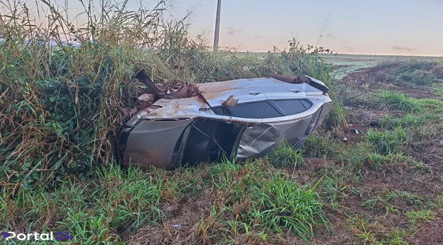 Honda Civic capota na BR-369 em Corbélia e motorista fica ferido