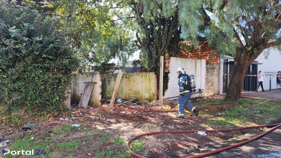 Incêndio atinge residência abandonada no Parque São Paulo, em Cascavel