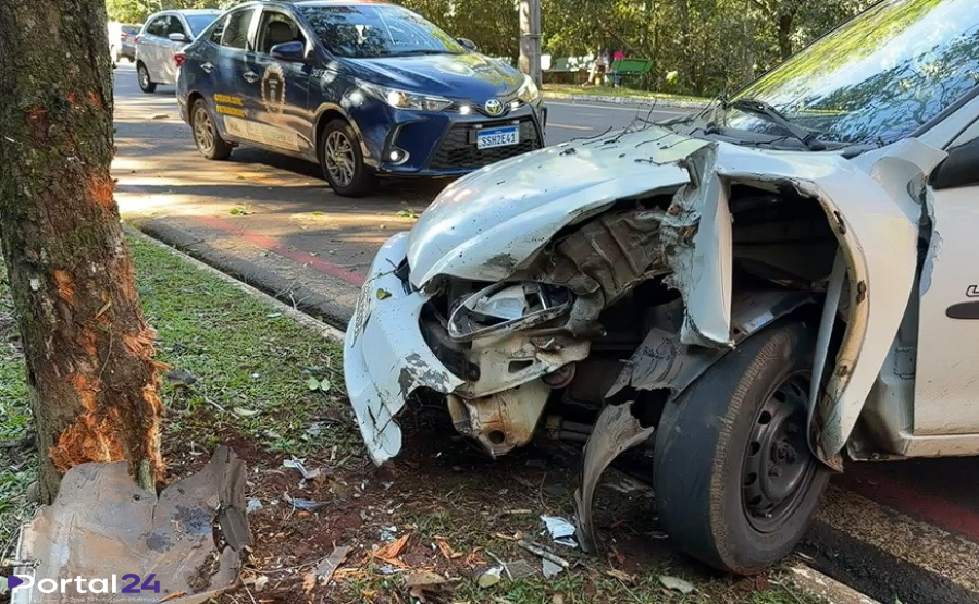 Motorista sofre mal súbito e bate carro contra árvore em Cascavel