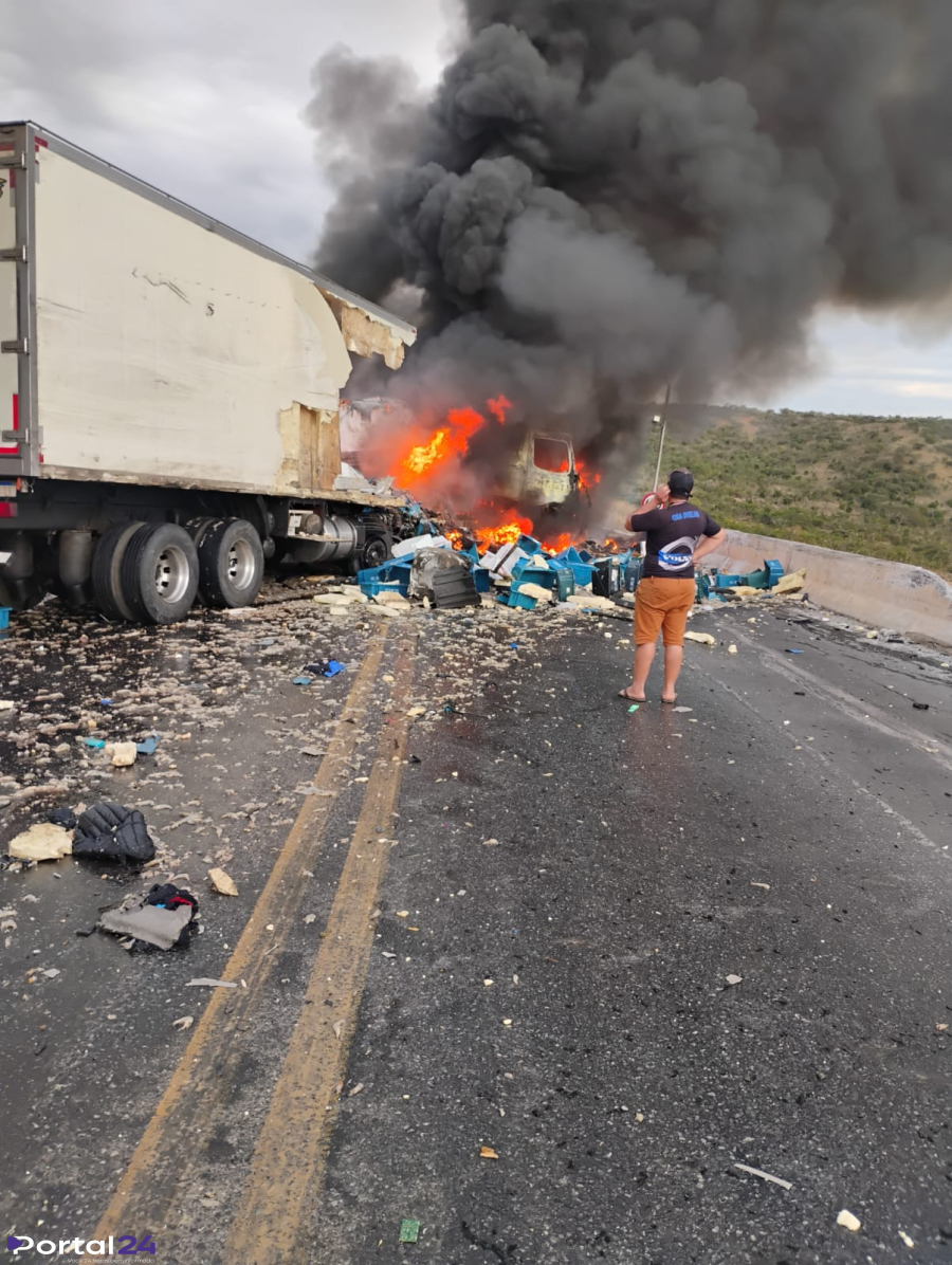 Motorista morre em colisão entre duas carretas na BR-251 em Minas Gerais