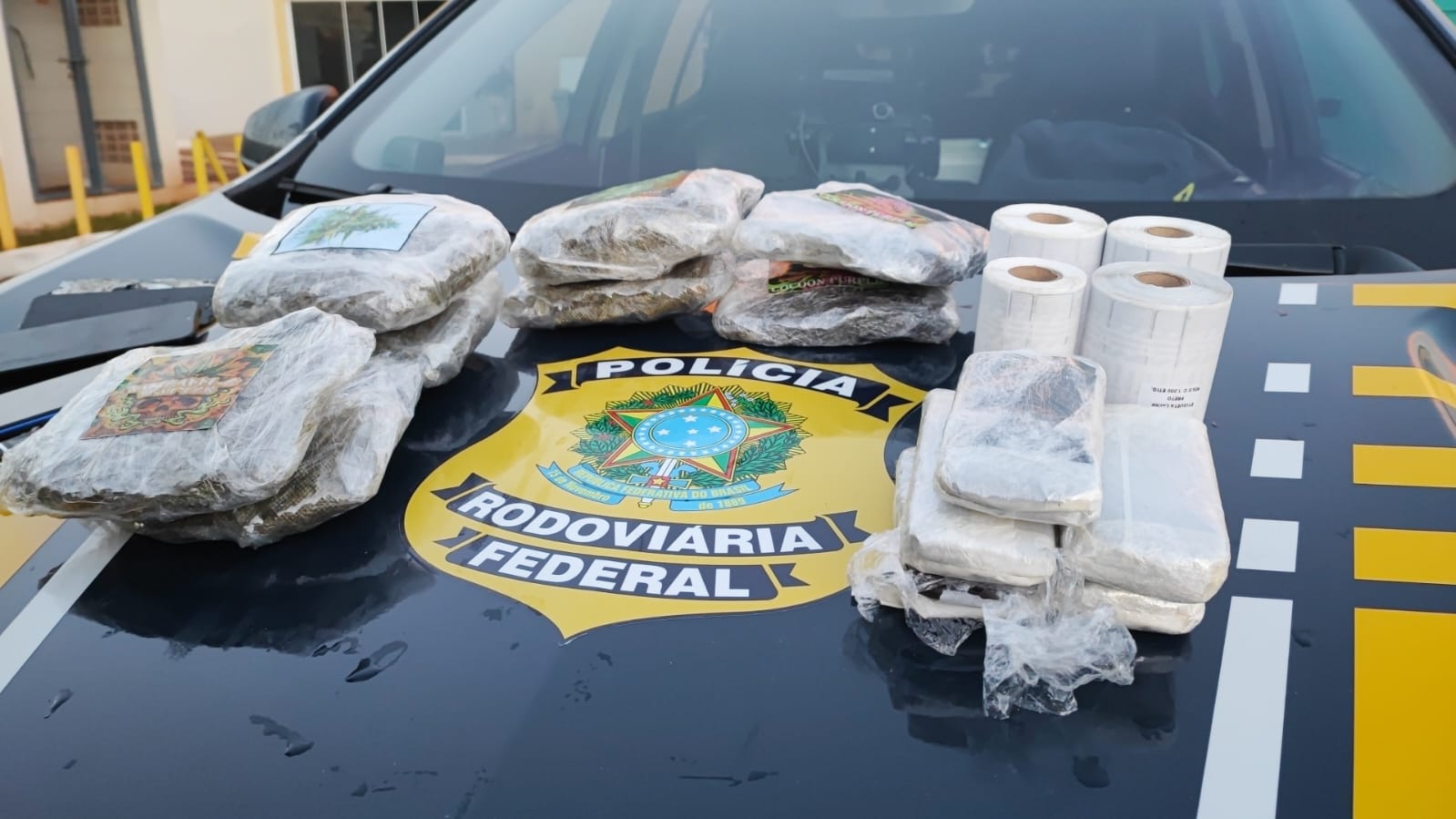 PRF apreende drogas e prende dois homens na BR-277, em Cascavel