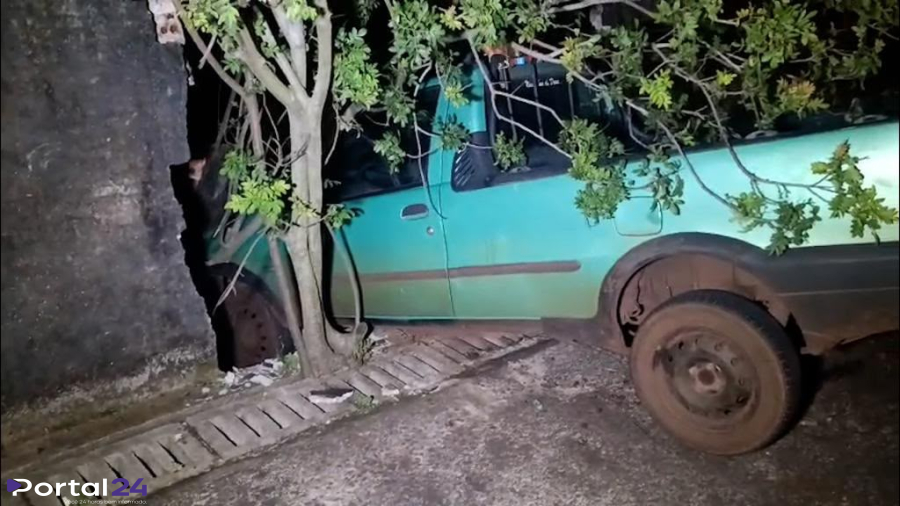Motorista embriagado bate Fiat Strada contra muro de residência e acaba preso, em Toledo 