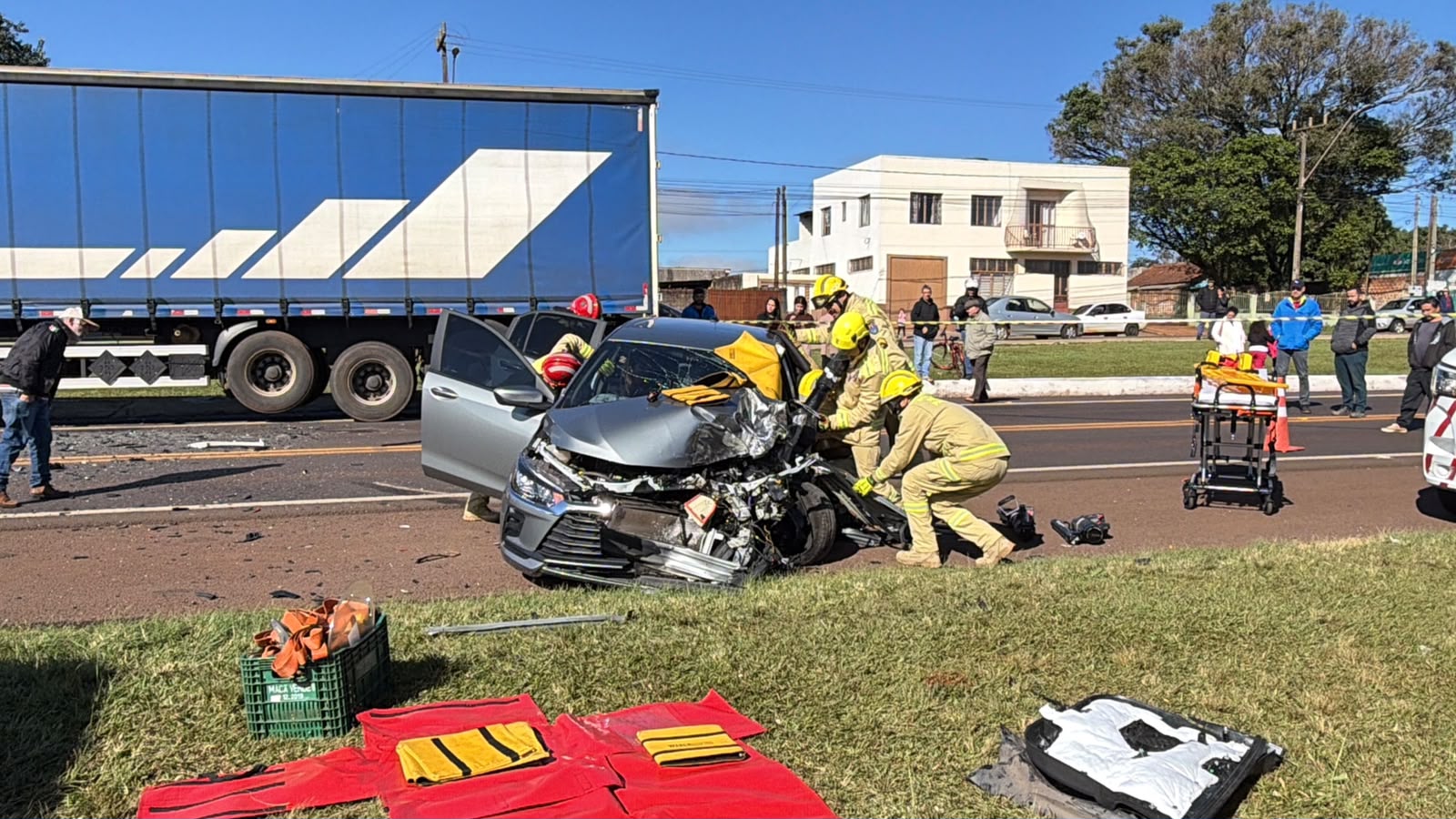 Quatro pessoas ficam feridas após colisão entre carro e caminhão na BR-277, em Santa Tereza do Oeste