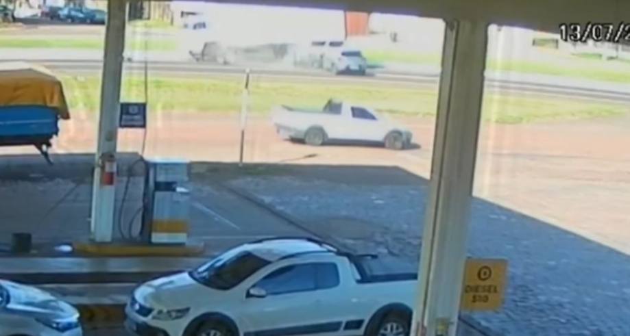 Câmera de segurança registra momento da violenta colisão na BR-277 em Santa Tereza do Oeste