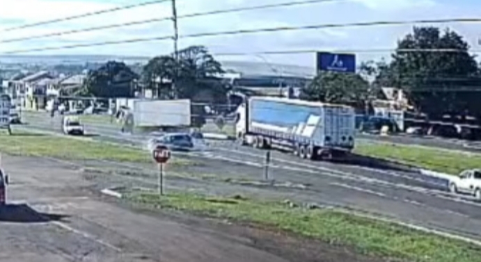 Nova câmera de segurança revela outro ângulo da grave colisão na BR-277 em Santa Tereza do Oeste
