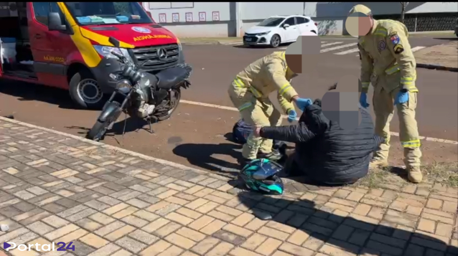 Jovem de 18 anos fica ferido após colisão entre carro e moto em Cascavel