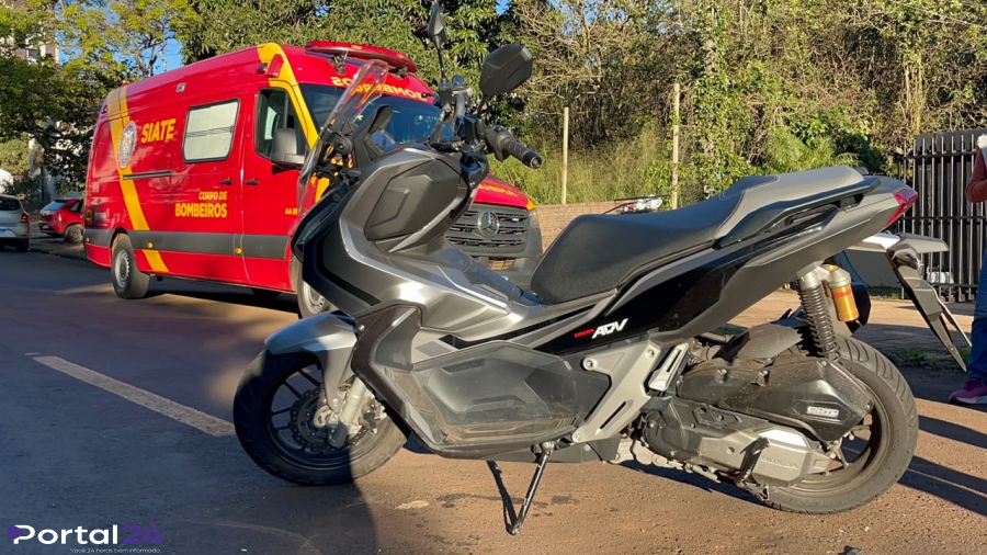 Motociclista fica ferido após atingir porta de Saveiro aberta no bairro Cancelli, em Cascavel