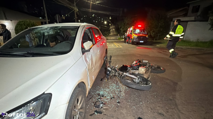 Motociclista de 21 anos fica ferido em colisão entre carro e moto em Cascavel