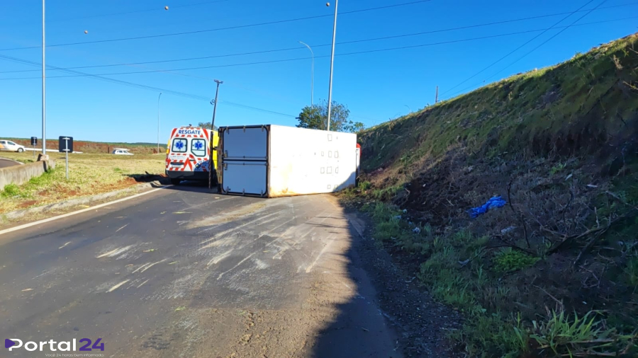 Caminhão carregado com carne tomba no Contorno Oeste de Cascavel