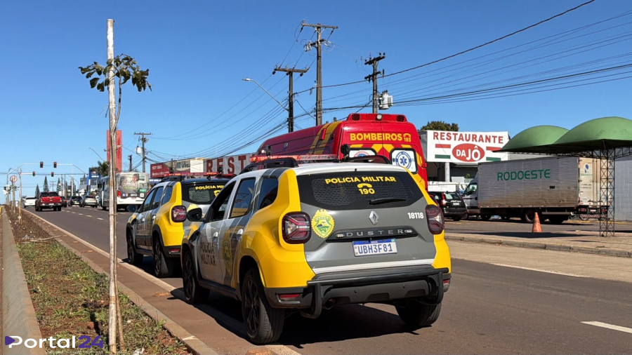 Gestante passa mal, perde o controle do carro e bate na Avenida Carlos Gomes, em Cascavel
