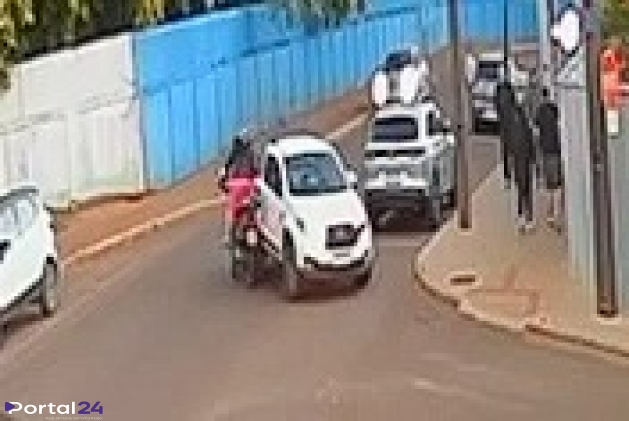 Câmera de segurança registra acidente entre carro e moto no Parque Verde, em Cascavel