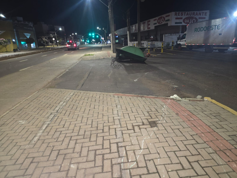 Jovem é presa por embriaguez ao volante após atingir ponto de ônibus no Maria Luiza