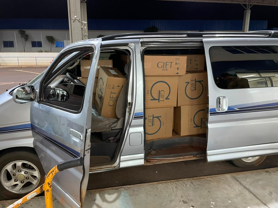 PF apreende carga de cigarros contrabandeados e mercadorias na fronteira com o Paraguai