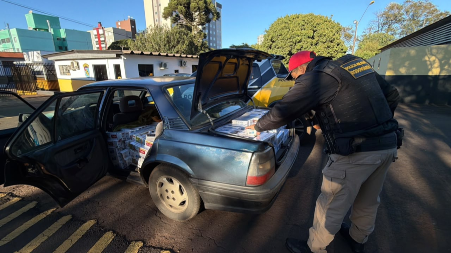 BPRv apreende Monza carregado com cigarros contrabandeados em Cascavel