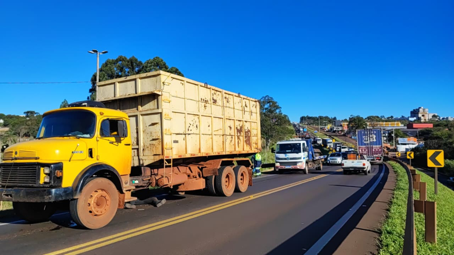 Caminhão quebra e 'trava' trânsito na BR-277