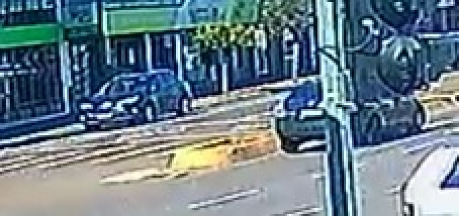 Câmera capta acidente com gestante na Avenida Carlos Gomes