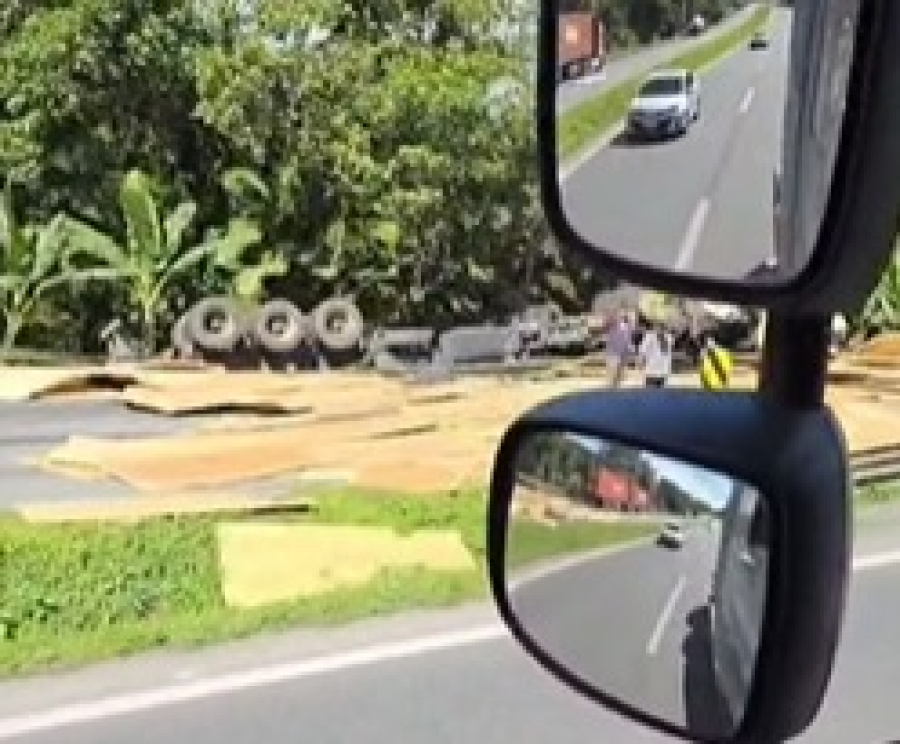 Caminhão carregado com grãos tomba na BR-277 e provoca bloqueio parcial na Serra do Mar