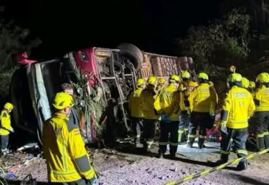 Ônibus com 67 ocupantes tomba em ribanceira em Santa Catarina e deixa três mortos